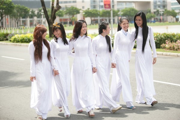 白いアオザイを着た女子学生6人